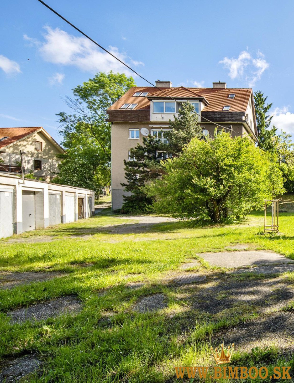 Na predaj 3-izbový byt s balkónom, pivnicou a samostatnou garážou 