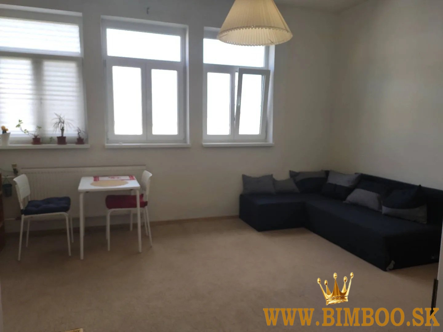 Ponúkame na prenájom svetlý 1 -izbový byt (40 m²) na Pražskej ulici 