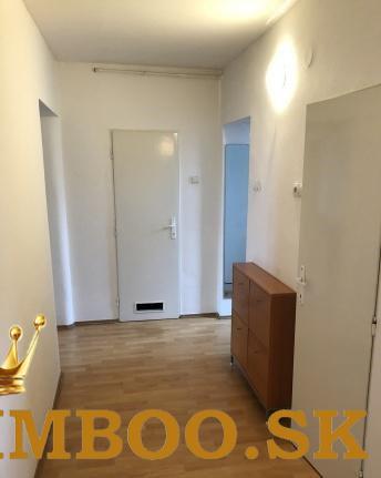 Prenajom vacsi slnecny 2- izbového bytu v sirsom centre Bratislavy, v blizkosti Trnavskeho myta, Vaj