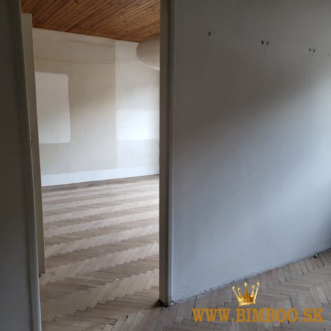 Na predaj 3-izbový byt s balkónom, pivnicou a samostatnou garážou 