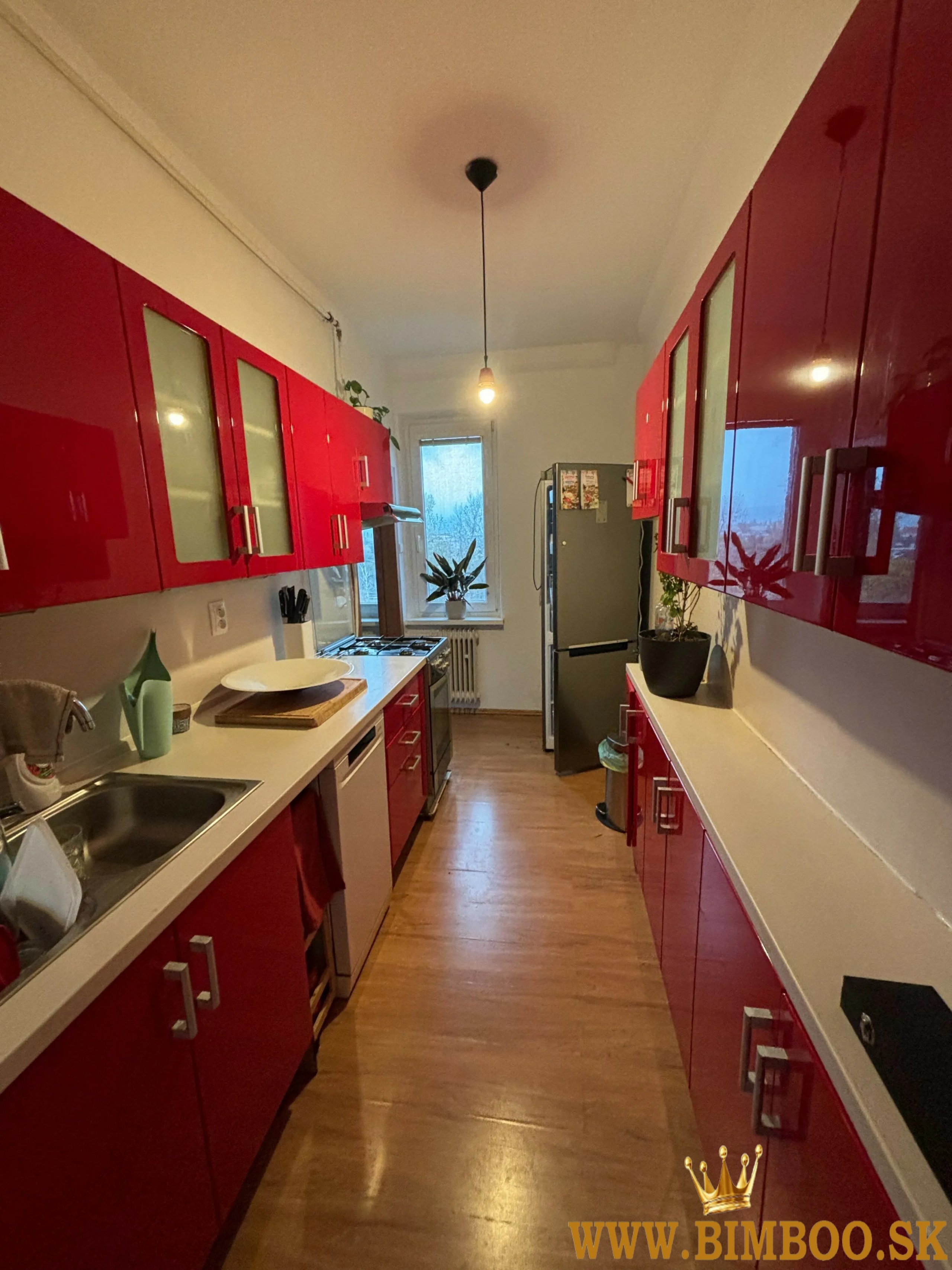  Prenájom zariadeného 3-izbového bytu s balkónom – Mesačná ulica