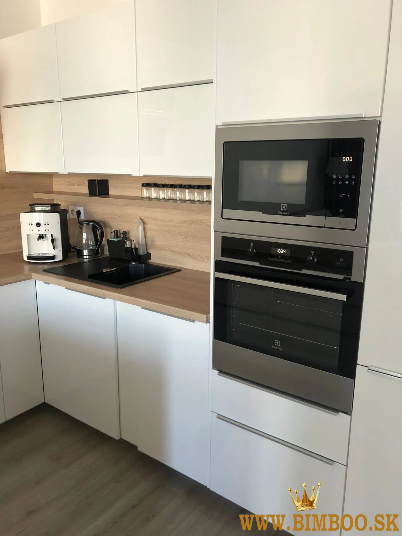  Prenájom 2-izbového apartmánu s balkónom a parkovacím miestom – Závodu Matador, 