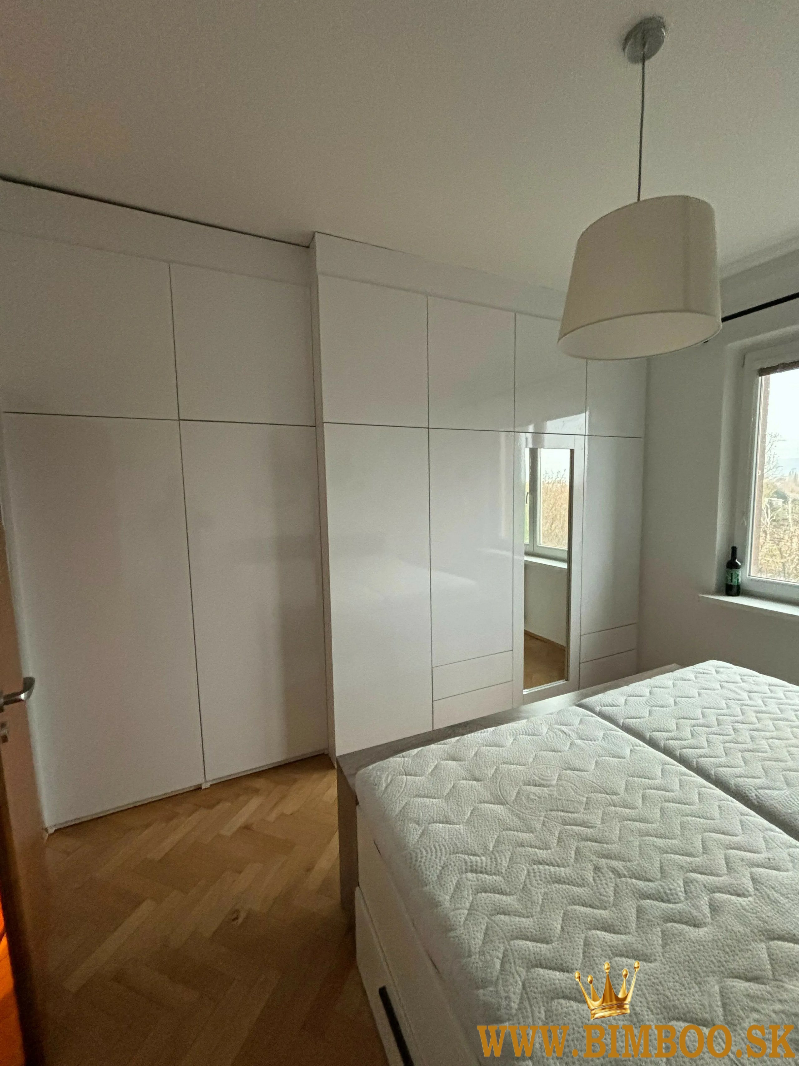  Prenájom zariadeného 3-izbového bytu s balkónom – Mesačná ulica