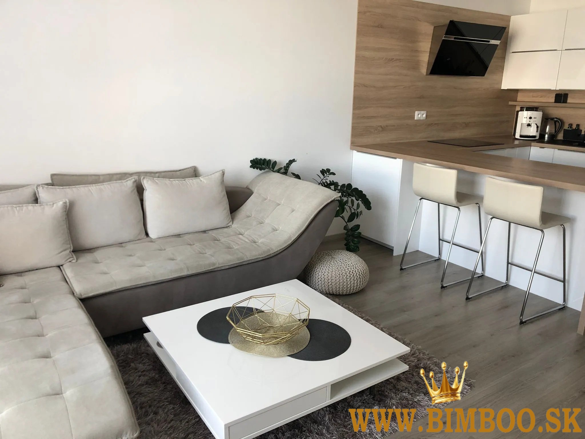  Prenájom 2-izbového apartmánu s balkónom a parkovacím miestom – Závodu Matador, 