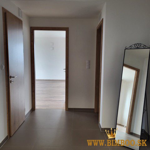  Prenájom zariadeného 3-izbového bytu s balkónom – Mesačná ulica