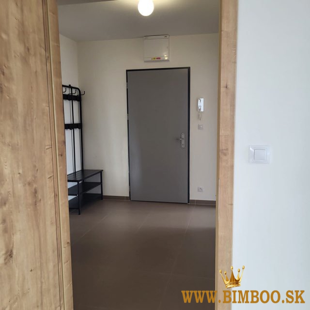  Prenájom zariadeného 3-izbového bytu s balkónom – Mesačná ulica