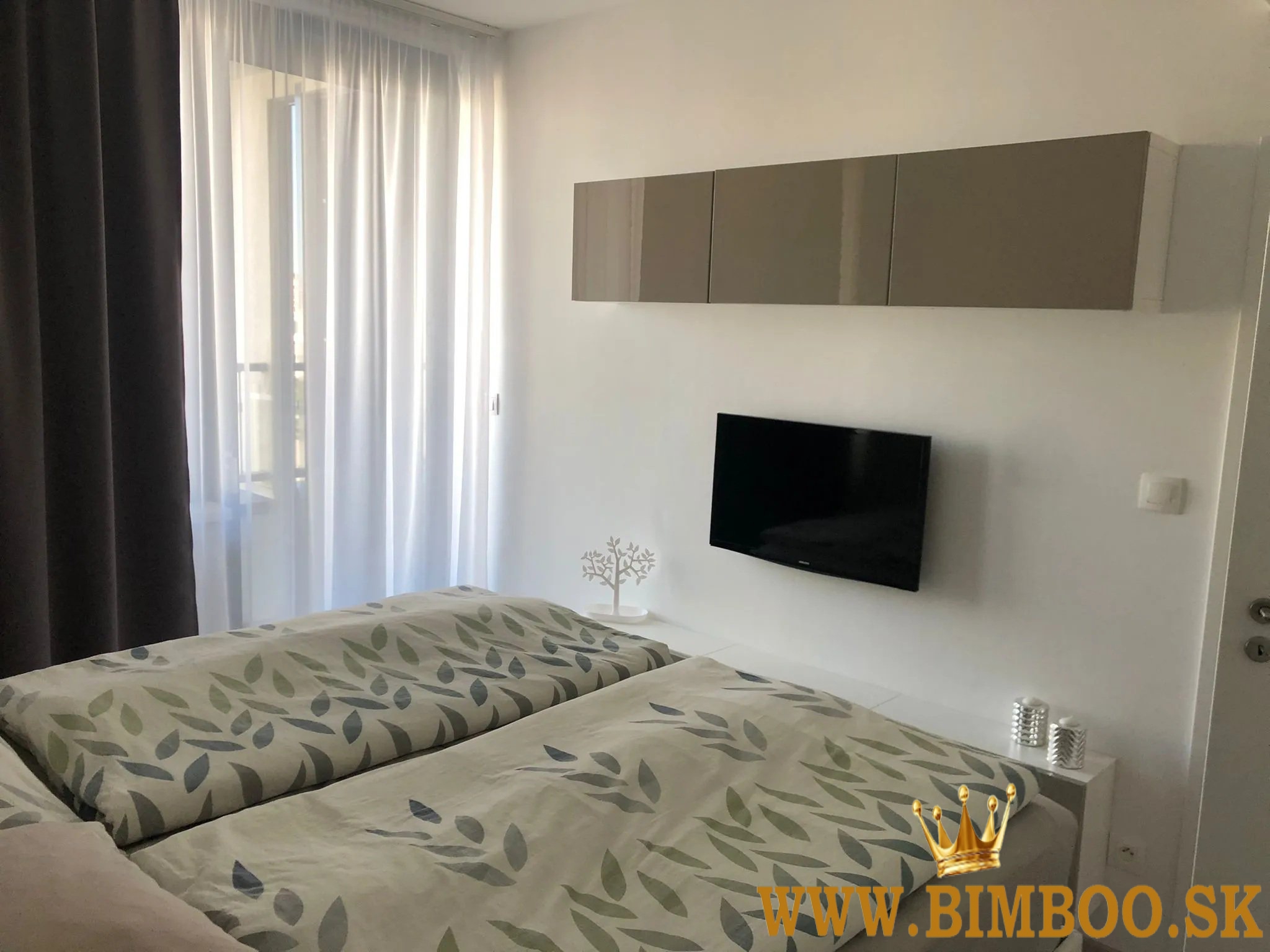  Prenájom 2-izbového apartmánu s balkónom a parkovacím miestom – Závodu Matador, 