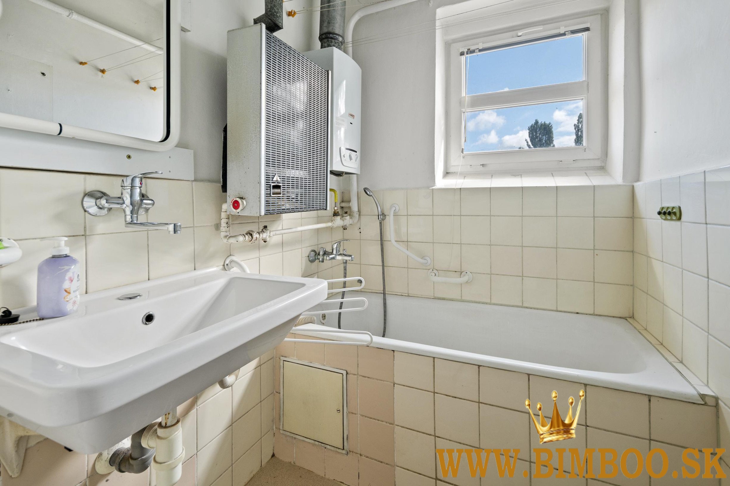 Na predaj 3-izbový byt s balkónom, pivnicou a samostatnou garážou 