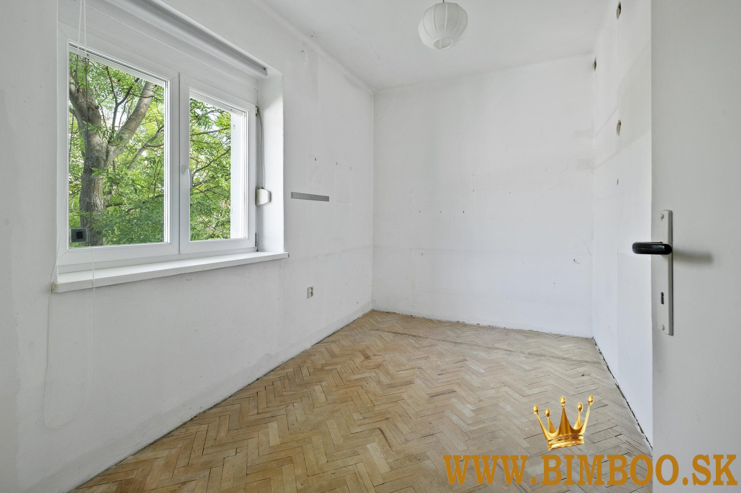 Na predaj 3-izbový byt s balkónom, pivnicou a samostatnou garážou 