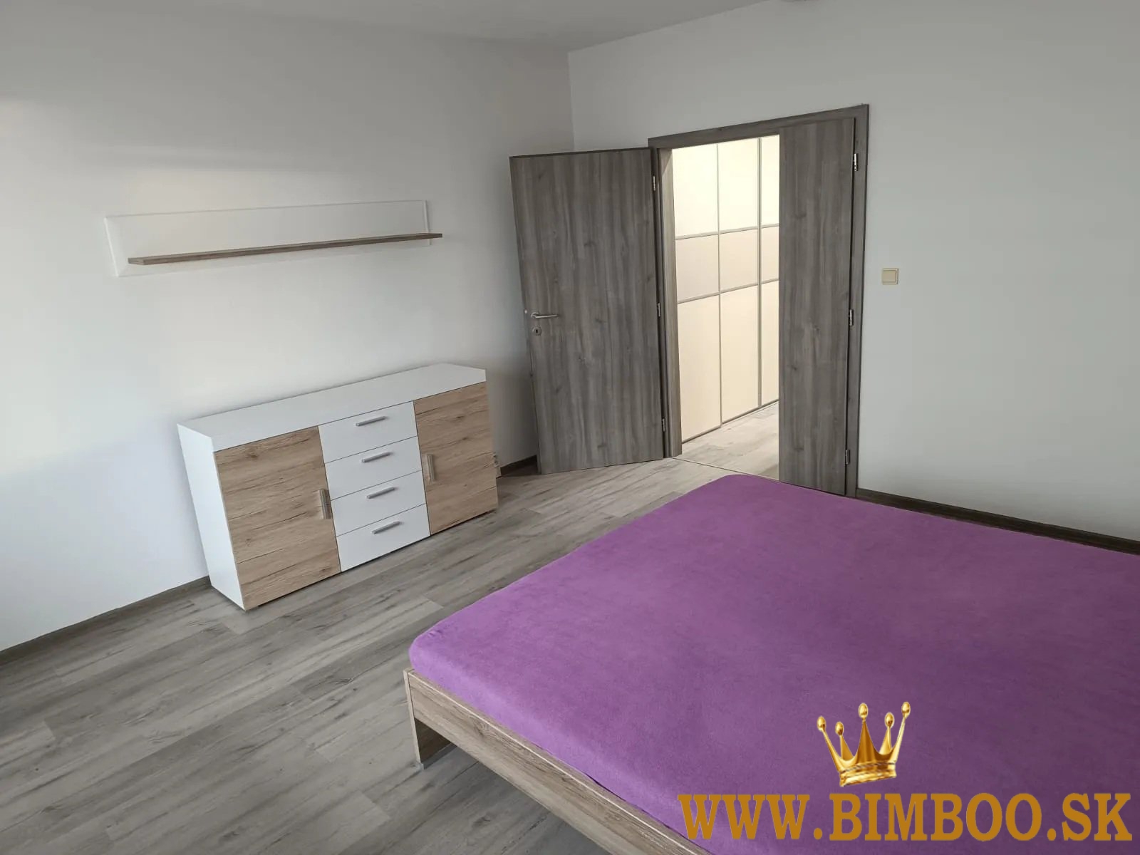  Prenájom zariadeného 3-izbového bytu s balkónom – Mesačná ulica