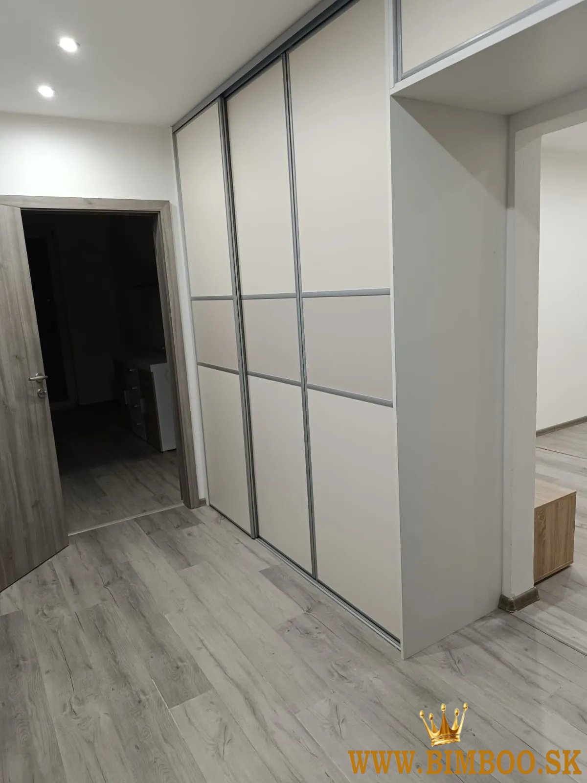  Prenájom zariadeného 3-izbového bytu s balkónom – Mesačná ulica