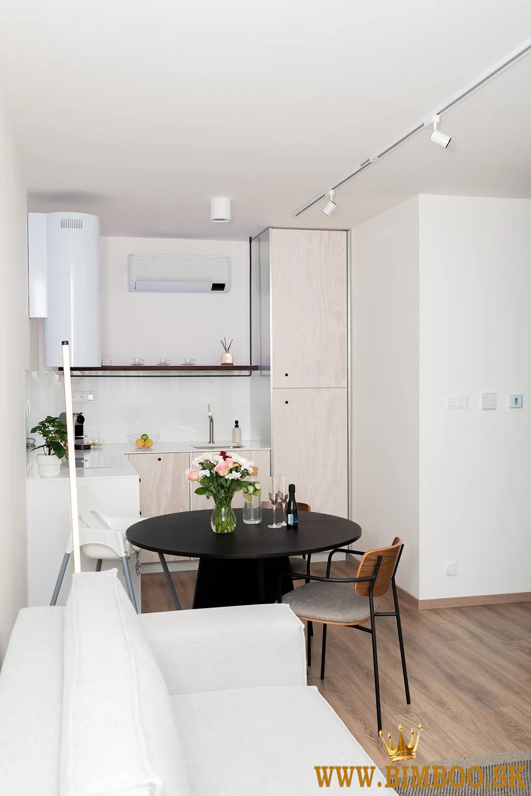  Prenájom 2-izbového apartmánu s balkónom a parkovacím miestom – Závodu Matador, 