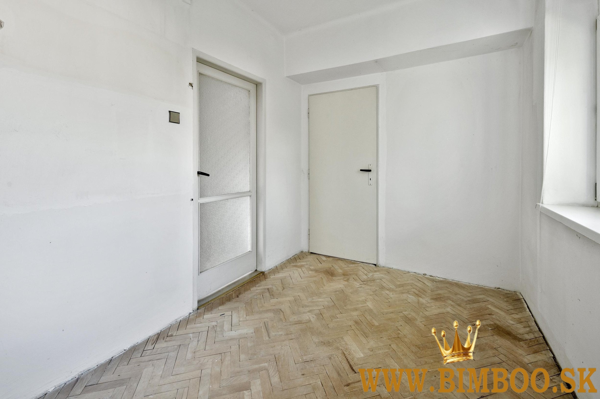 Na predaj 3-izbový byt s balkónom, pivnicou a samostatnou garážou 