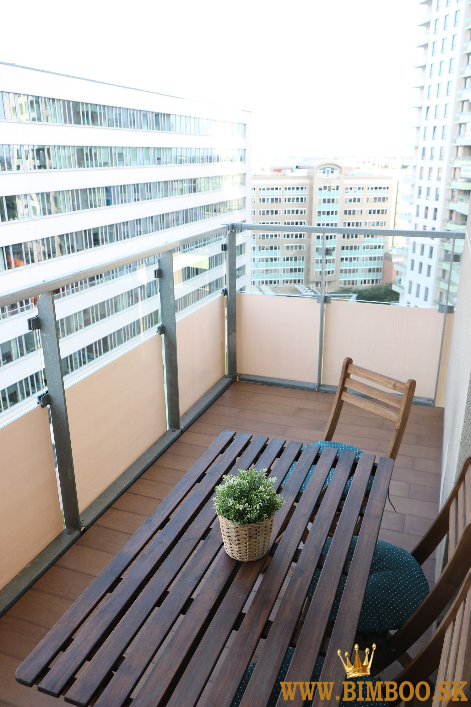  Prenájom zariadeného 3-izbového bytu s balkónom – Mesačná ulica