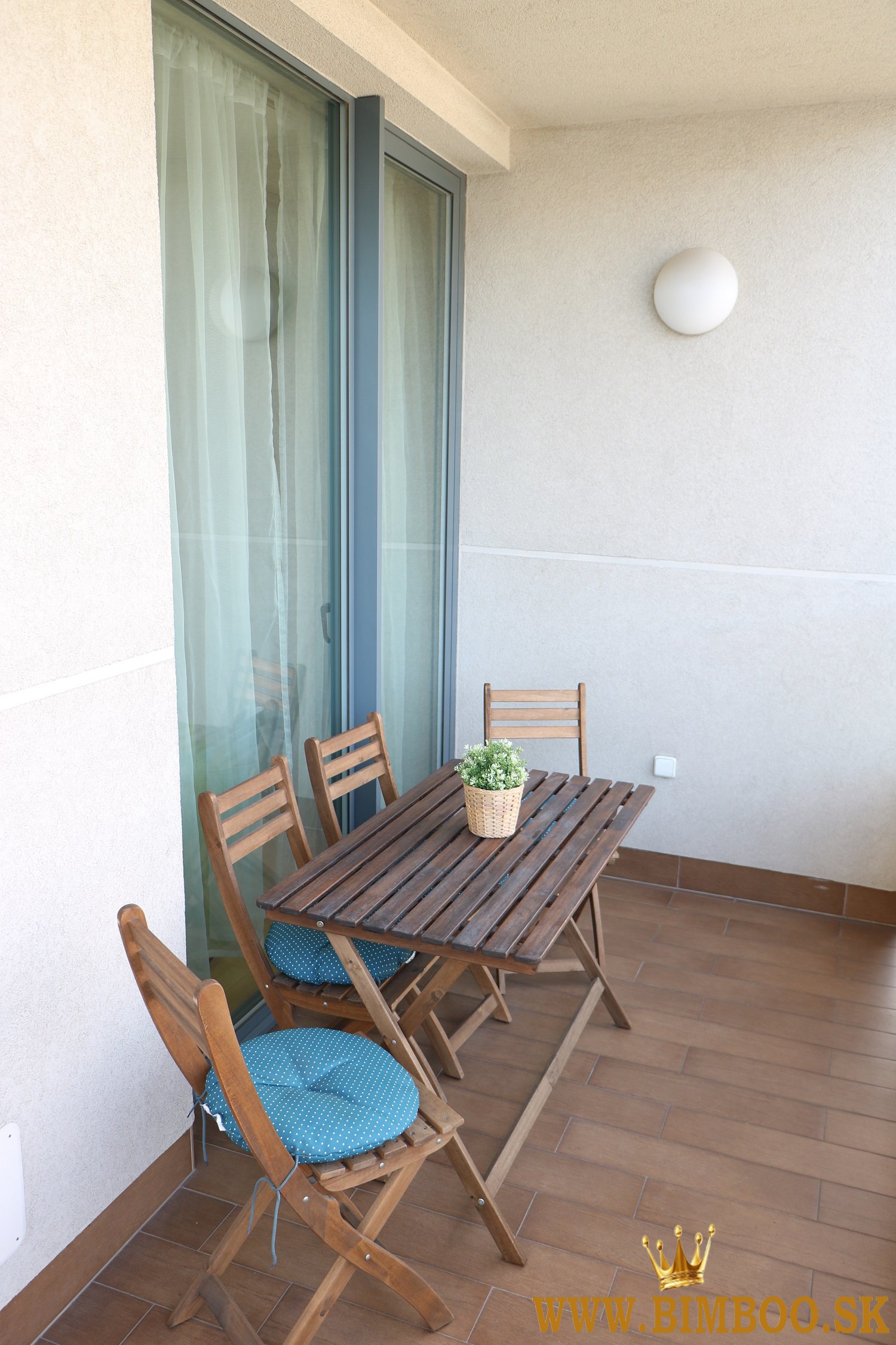 Prenájom luxusného 3-izbového bytu s loggiou a parkovaním 