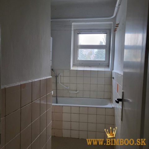 Na predaj 3-izbový byt s balkónom, pivnicou a samostatnou garážou 