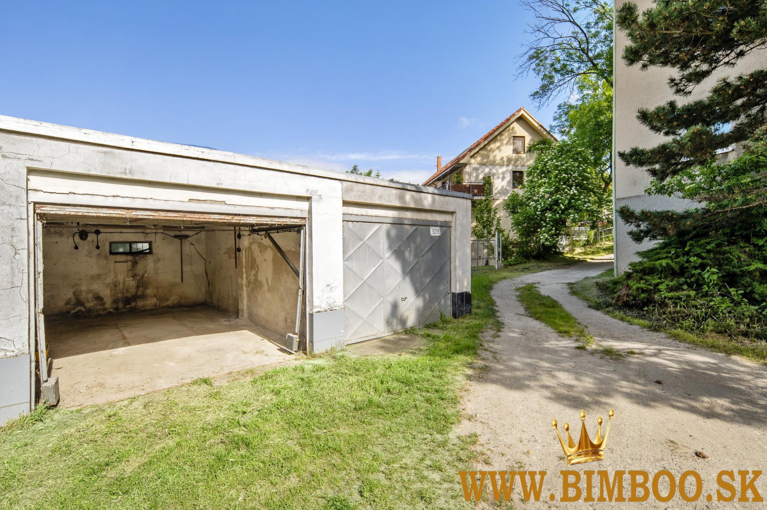 Na predaj 3-izbový byt s balkónom, pivnicou a samostatnou garážou 