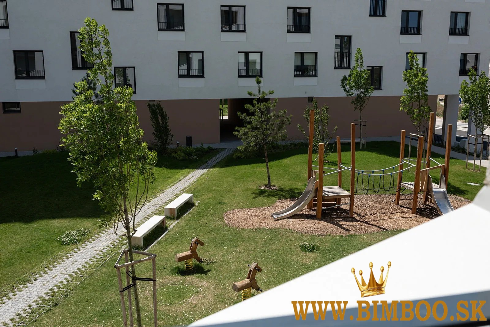  Prenájom 2-izbového apartmánu s balkónom a parkovacím miestom – Závodu Matador, 