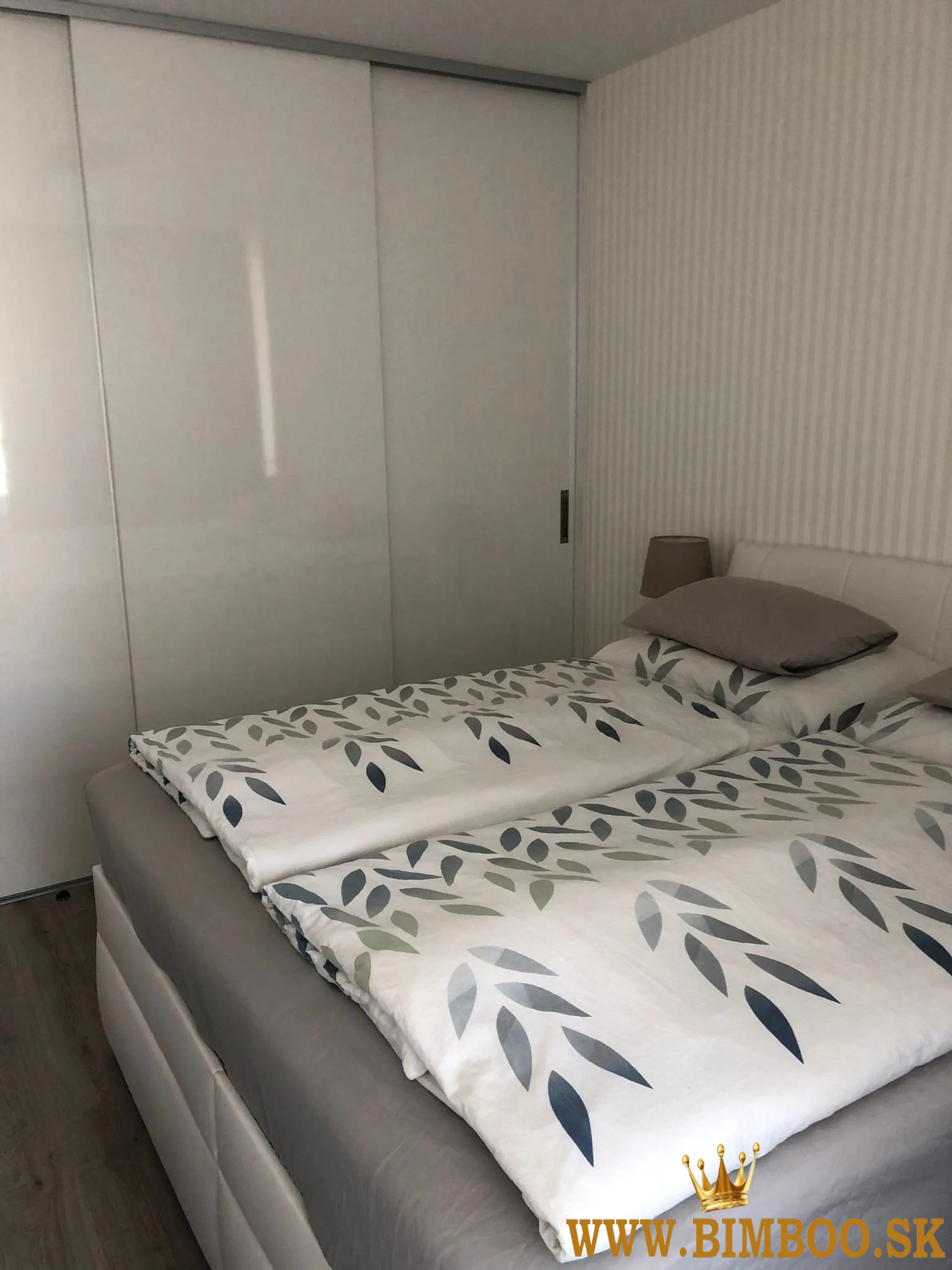  Prenájom 2-izbového apartmánu s balkónom a parkovacím miestom – Závodu Matador, 