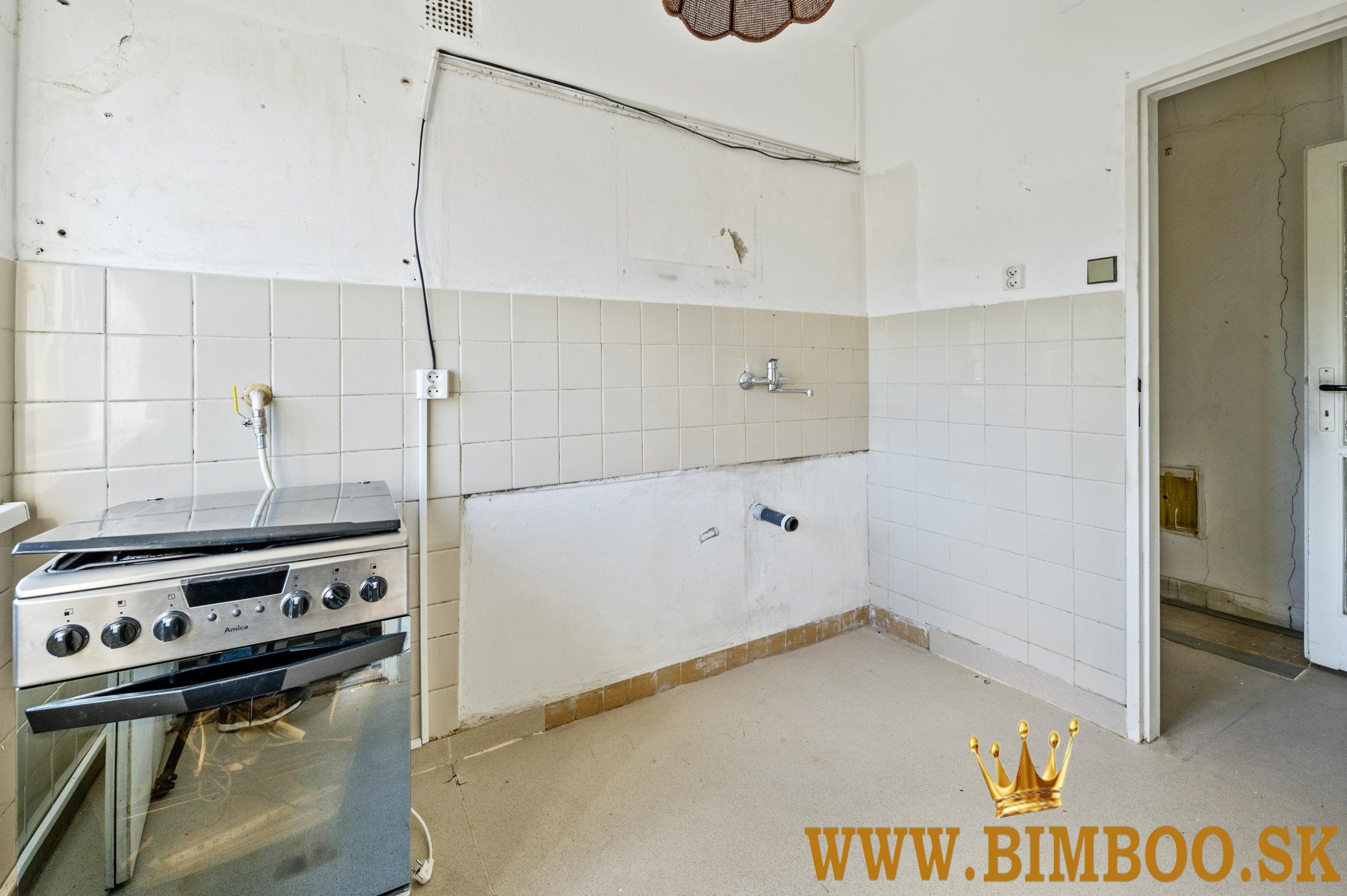 Na predaj 3-izbový byt s balkónom, pivnicou a samostatnou garážou 